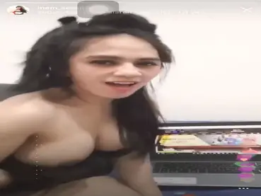 Aksi Live Instagram Gadis Cantik Pamer Dada Mulus poster